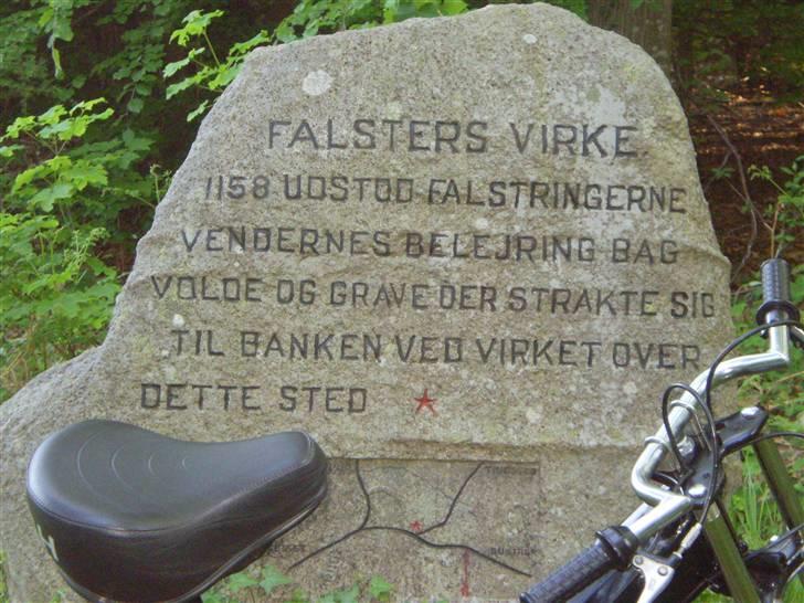 Puch Maxi K E50 *solgt* - Det der står på stenen: Falsters virke - 1158 udstod Falstringerne Vendernes belejring bag volde og grave der strakte sig til banken ved virket over dette sted. billede 9