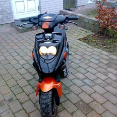 PGO Hot 50 (Sort/Rød)