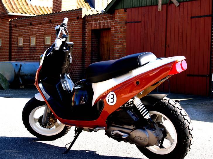 PGO Hot 50 - en helt udspartlet røv, der er kradset om detaljerne.  billede 4