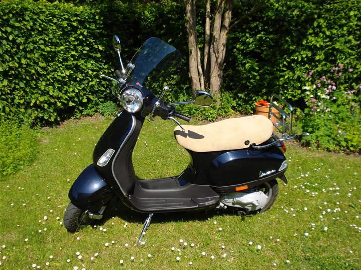 Vespa LX 50 SÆLGES - Så blev det sommer 2009 - vindskærm og bagagebære samt støtteben er monteret! billede 3