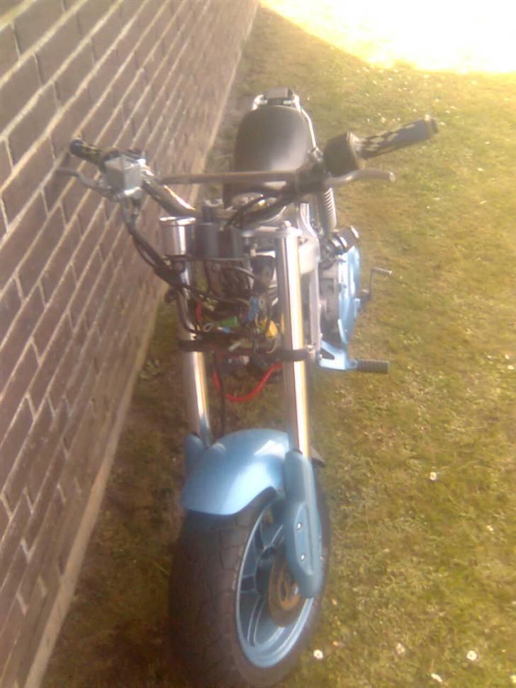 Suzuki Street magic - Så her den næsten færdig. :) mangler kun at indstille den og nye bremser. Har taget skjoldene af pga. indstilling.. billede 9