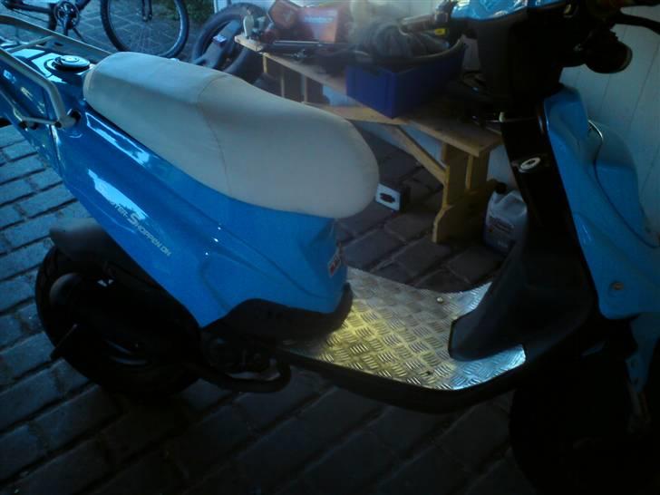 PGO Hot 50 " Total skadet " - fint nyt sæde ;) det er ikke mange der har det ;) det er hjemme syet. og har samme sygninger som et std. sæde. og det har dem man køber i butikken ikke ,;) billede 6