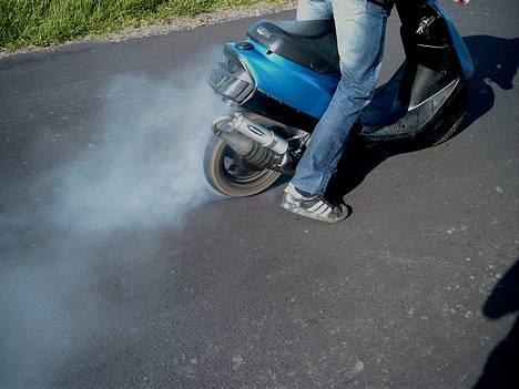 Yamaha Jog *Solgt* - Et bevis på den kan køre! :D Dejligt dæk der ryger godt! billede 6