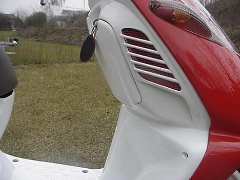 Aprilia Sonic Red & White billede 9