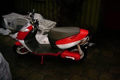 Aprilia Sonic - blå skruer i kikstarterskjoldet billede 7