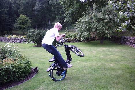 Vespa ciao - jeg skulle lige prøve det ikke tit det lykkes at komme så højt op på en ciao. billede 9