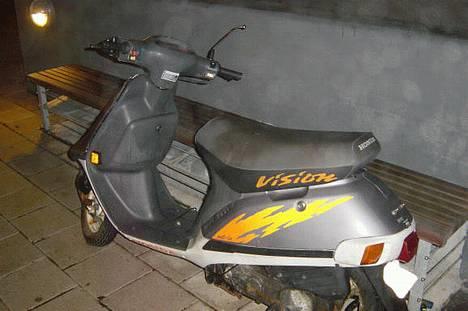 Honda Vision - Tja... køn er den ikke ligefrem... men det håber jeg jeg får lavet om på...! billede 5