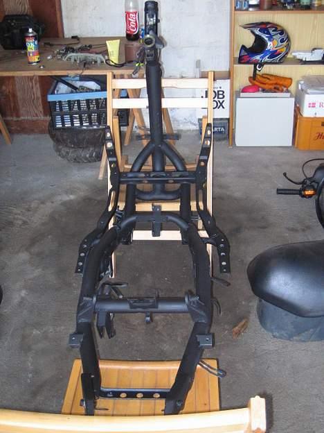 PGO T-Rex - SOLGT!!!! - Ja så er det gået noget tid og Helge og mig har slebet, grundet og malet hele stellet! PYHHH!! det tager tid med sandpapir men resultatet er godt! billede 3