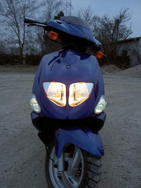 PGO T-Rex - SOLGT!!!! - havde lige nogle IceBlue pære til de små køre lygter! det passer jo ganske godt til den.... billede 8