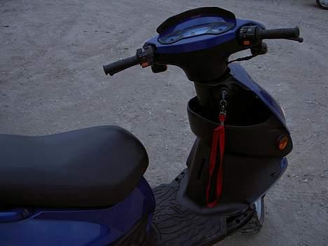 PGO T-Rex - SOLGT!!!! - jeg har nu prøvet at finde de små alustykker der skal sidde på ved fødderne men aner ikke hvor man kan købe dem billigt, de mangler desværre efter en gang hærværk ødelagde dem =( billede 9