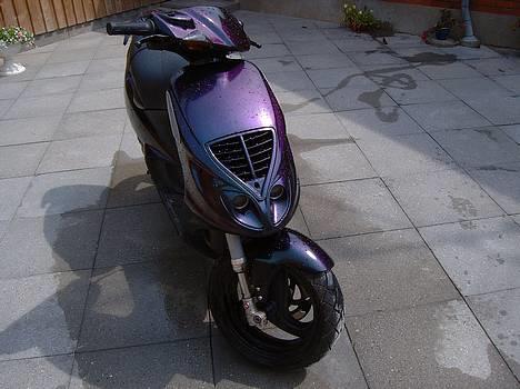 Piaggio NRG mc3 SOLGT - Som den stod juli månede 2005. Den er ikke helt så pæn mere :=) billede 2