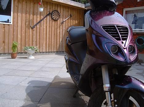 Piaggio NRG mc3 SOLGT - Som den stod juli månede 2005. Den er ikke helt så pæn mere :=) billede 3