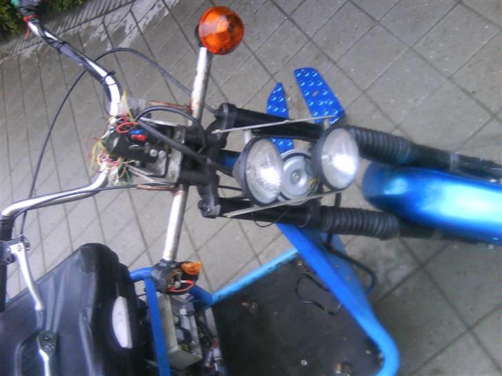 Puch Trilet (ny ejer) - . nu er skærmene blevet malet - ( kan ses yderst på billedet og lygte holderen skal males! :D  billede 2