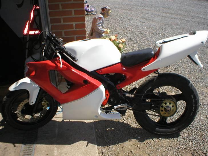 Aprilia rs 86 maxikit LC DD solgt - man kan da se den lidt :D bedere billeder kommer imorgen. billede 1
