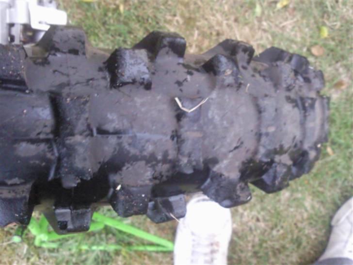 Kawasaki KX 125 - det gamle bagdæk trængte til at blive skiftet... billede 7