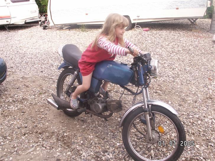 Suzuki dm 50 byttet med comet - jaah miin lille søster elsker knallerter og så vill hun med på billedet billede 5
