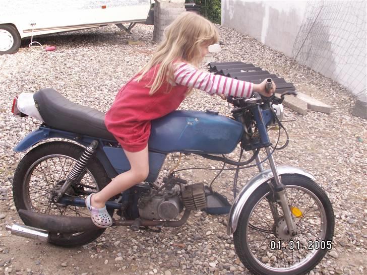Suzuki dm 50 byttet med comet - jaah miin lille søster elsker knallerter og så vill hun med på billedet billede 6