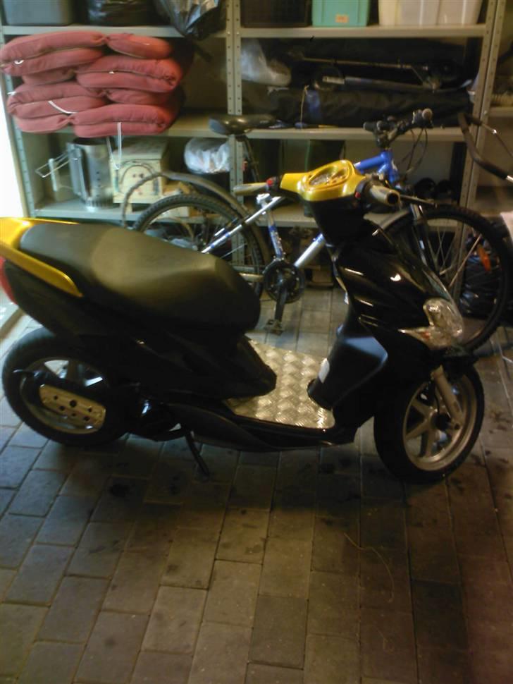 Yamaha Jog R SOLGT - 9/6-09 Den stod så fint inde i Madsens garage, så ville jeg da lige have et billede :b billede 16