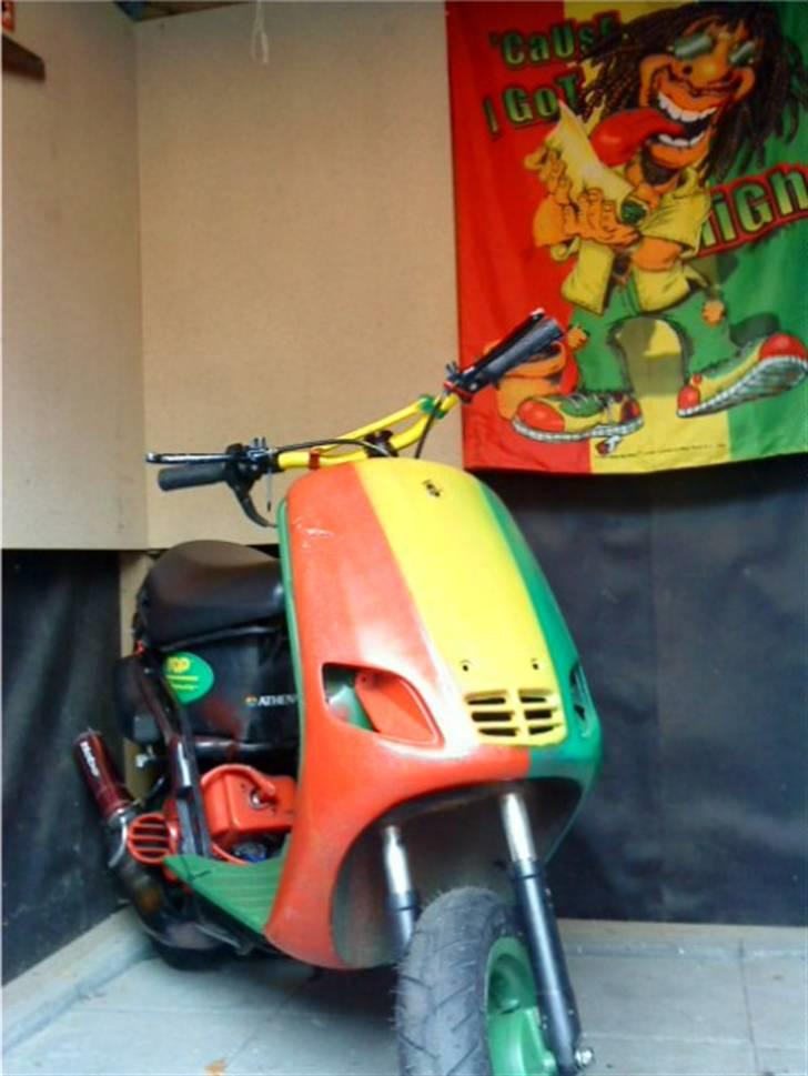 Piaggio Rastafari Zip [BYTTET] - Står fint inde i skuret, med sit fine tæppe:) billede 19