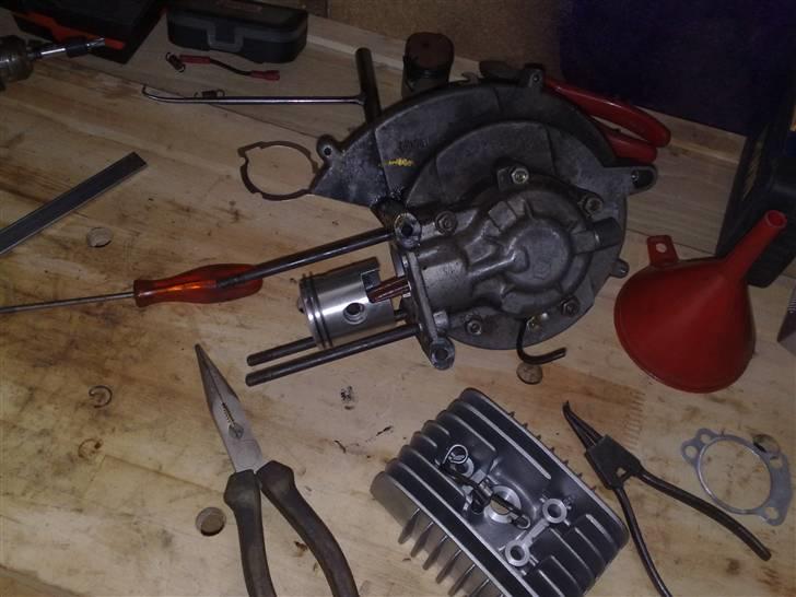 Vespa SOLGT - Da 43mm cyllekit var ved at blive sat på :D billede 8