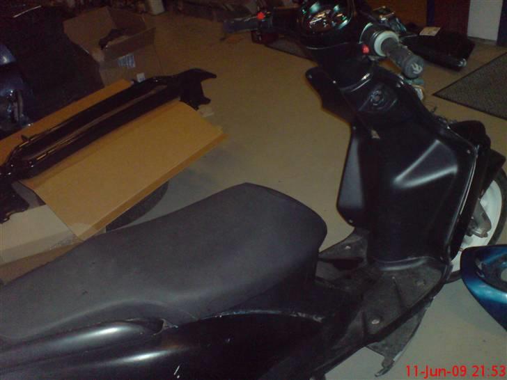 Yamaha jog r - den skal have nogle nye skjolde oe en hel ny lakering!!! ;p billede 1