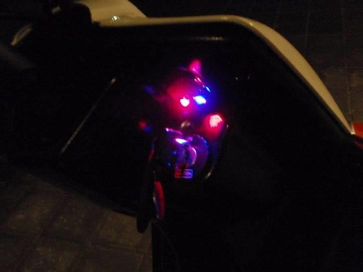 PGO Hot 50 - når man sætter tænding på lyser den røde og blå lampe. den røde lamper lyser 3 sekunder og går så ud, gør den ikke det mangler der olie. den blå lampe viser der er tænding billede 11