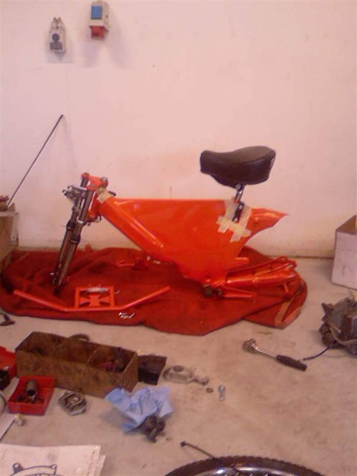 Puch 1972 - Delene er kommet hjem fra maler (Farven perlemor´s orange med grønne flakes- når der er skygge på stelet så bliver den grøn) billede 11