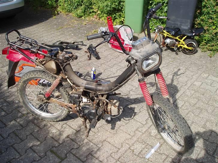 Yamaha Sting [Tidl. Projekt] - Den står sådan nu (Den har dog fået fjernet rust og er blevet vasket) 15. juni 09. billede 12