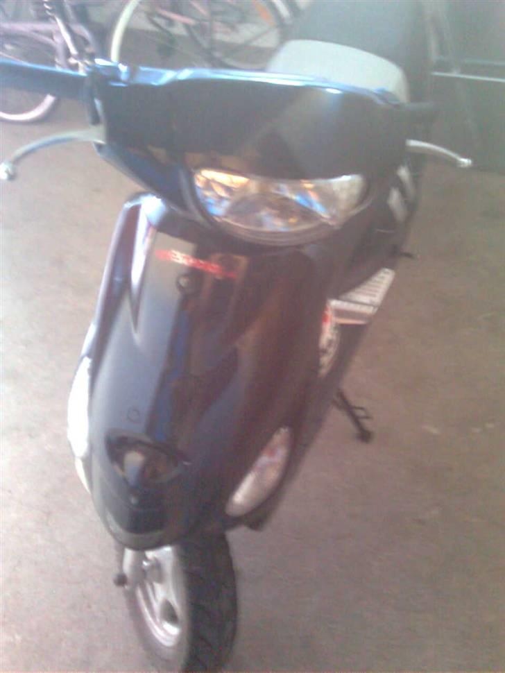 Texas Flash S-30 - Giantco frontskjold - mit var smadret. Jeg har sat et klistermærke over "Giantco"-mærket. Der er smadret lidt af på venstre side af lygten. Den lille lygte nederst er lidt snavset, da den efter ulykken kunne indtage vand. (:  billede 1