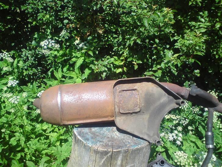Piaggio typhoon - udstødningen da jeg er igang med at slibe den ned... det er et beskidt arbejde skal jeg lige hilse og sige ;D billede 4