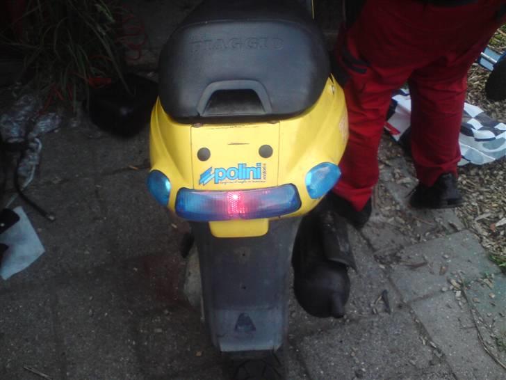 Piaggio typhoon - igen - blå blinklysglas og min nymalede udstødning som er blevet monteret ;D :D ^^ (GAMMELT) billede 9