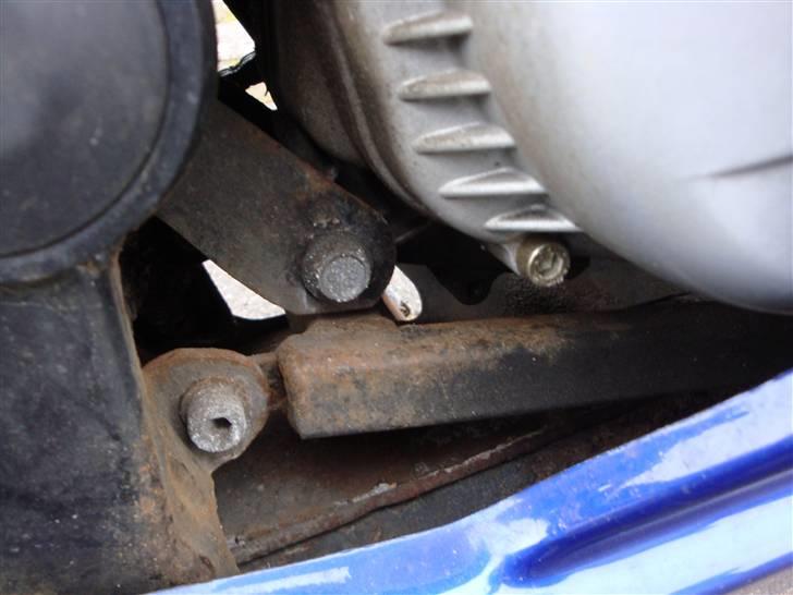 Rieju RS2 Matrix SOLGT - Tydeligt tegn på at rusten var begyndt... Det er heldigvis stoppet og da pulverlak er meget stærkere en almindelig lak varer det længe inde det problem opstår igen.. billede 7