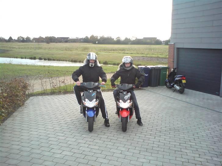 Yamaha Jog R S6R ac  - Goose / Jog R power ;) som den står nu 24 / 11 / 09  - Kevins til Venstre - min til højre "i baggrunden Mads´s Standarde Jog r :D "  billede 7