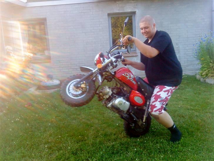 Skyteam monkey - hun går både baghjul og forhjul  billede 1