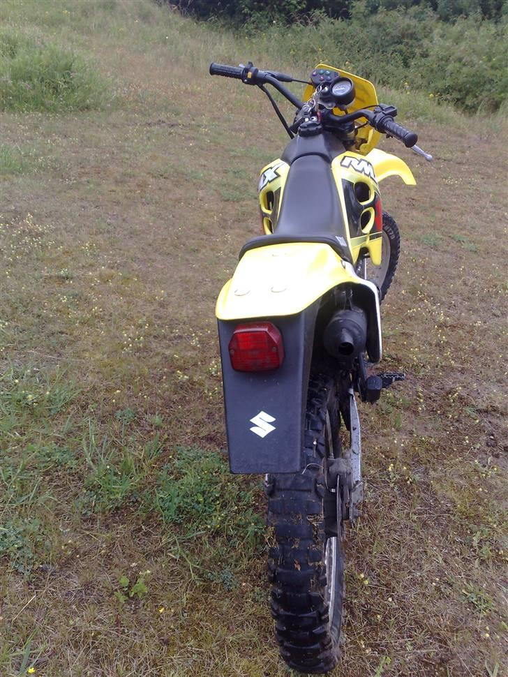 Suzuki Rmx (SOLGT) - et bag fra min dejlige rmx (som den står nu ) taget den 06-07-2009 billede 16
