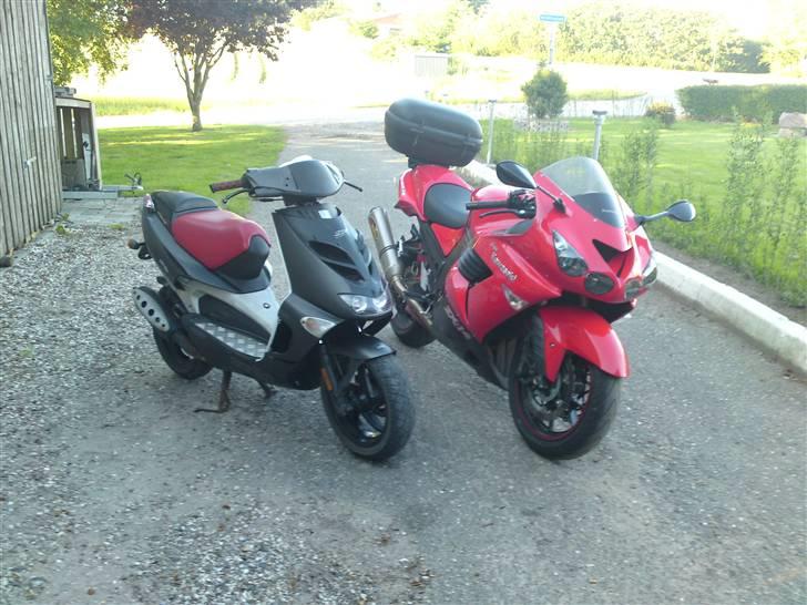 Aprilia sr ditech BYTTET TIL RMX  - min ditech og fatters lille mc ;D ( Kawasaki ZX 14 ninja ) <3 billede 2