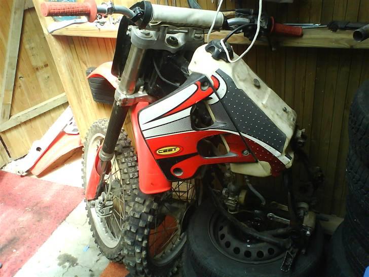 Honda CR 125 R/82ccm solgt - side af tank og ceet staffiringer billede 3