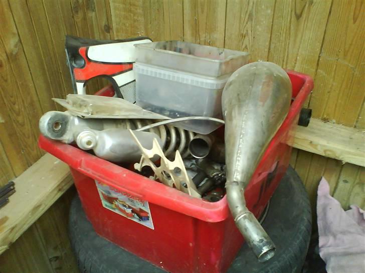 Honda CR 125 R/82ccm solgt - kasse med dele som bla. bagstøddæmper, forpot, højre side af tank og div. billede 5