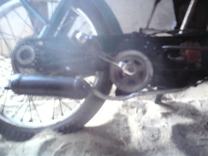Vespa Ciao - Her er udstødningen efter at være kørt over og blevet svejset :D billede 8