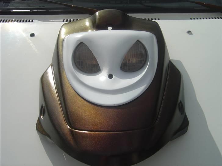 PGO Hot 50 PROJEKT - Her har i en lille smagsprøve på skjoldene der er malet i hvid og rød-guld.. billede 6