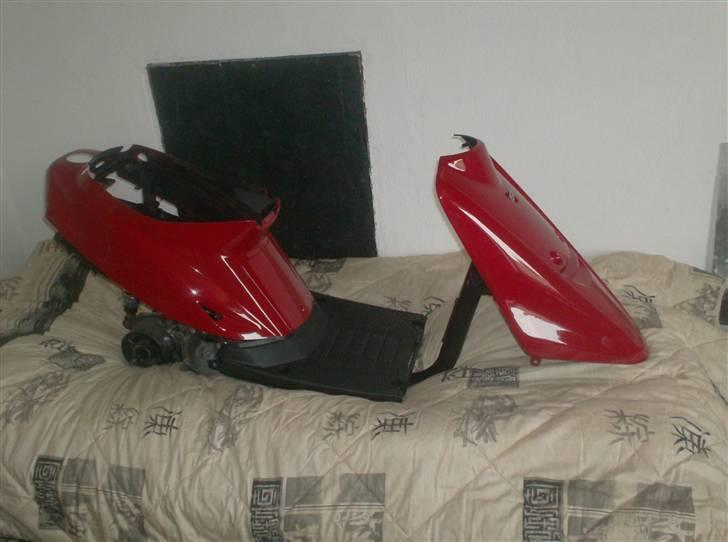 Yamaha jog as ( SOLGT ) - lige et billede med de nye skjolde og tun motoren på :D ( prøve samling :) billede 1