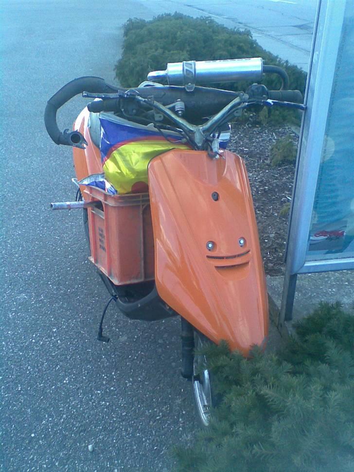 Yamaha jog as ( SOLGT ) - da jeg hentede den :P købte den ved en kammerat så gik bare hjem med den :P  billede 4