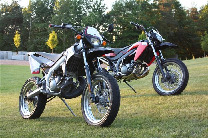 Gilera SMT (Solgt) - Igen super lækkert billede... Min Smt forrest, og Mario´s Sx bagved ;) billede 2