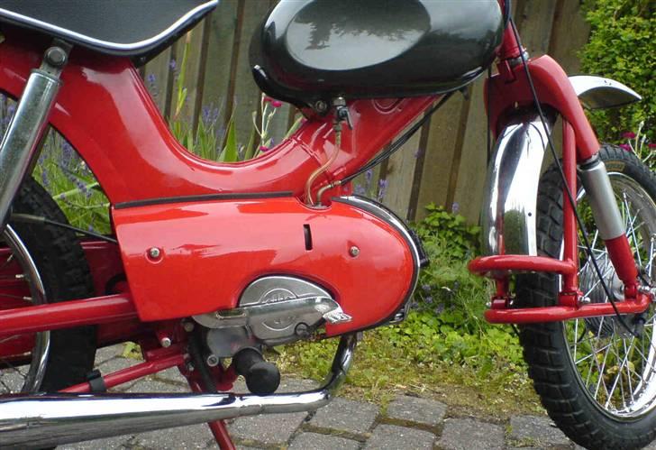 Kreidler Mustang - Den integrerede bagskærm med ca. 2 cm. større åbning og tilsvarende afkortet sideskjold, der også er afkortet nederst for bedre adgang til justering af fodbremsen.  billede 5