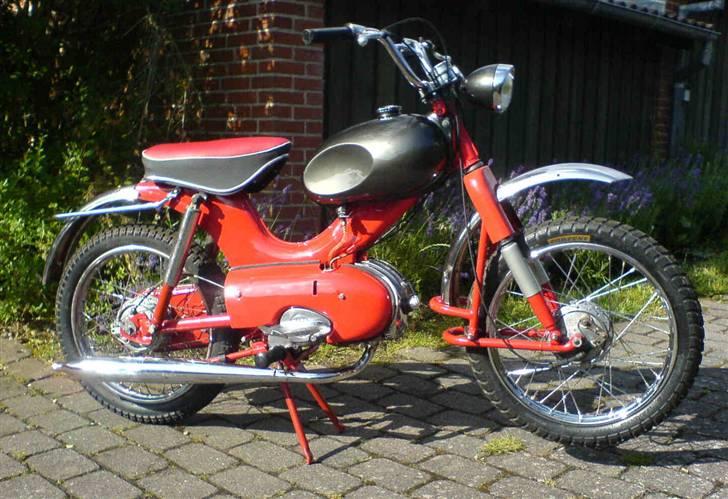 Kreidler Mustang - Den rektangulære udstansning i højre motorskjold giver adgang til chokeren, hvis man alternativt ønsker at køre med 16mm Amal karburator. billede 6