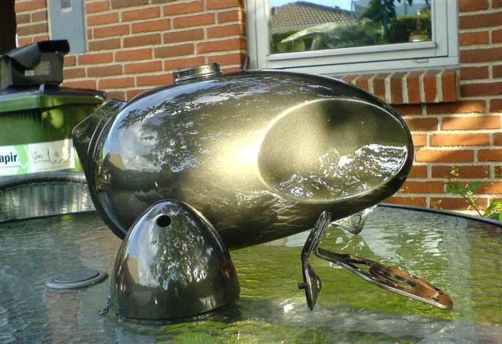 Kreidler Mustang - Næsten synd for den fine røde, håndmalede tank :o) billede 11