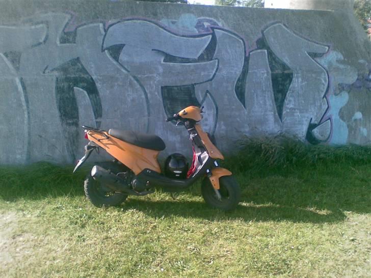 PGO Hot50 "Posten" Hærværk billede 8