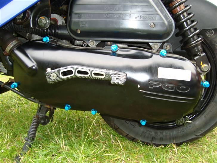 PGO Ligero *Solgt* - Carbon kickstarterpedal og blå skruer. billede 5