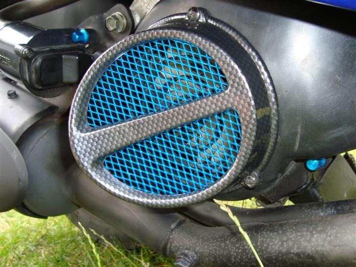 PGO Ligero *Solgt* - Carbon aircooler med blåt gitter og blå skruer. billede 7