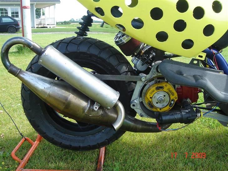 Aprilia Sonic LC "Osten" - Kevlarpotten flækkede og der var godt tæret med rust omkring yasuin mærket osv. så det blev fjernet. billede 10